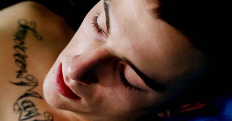 O bonitão Lance B brincando com um pau