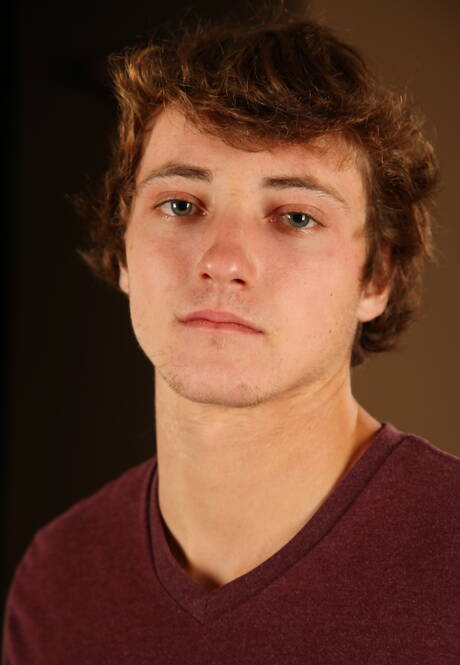 Le beau gosse Ken Riley se met nu et montre ses fesses chaudes à la piscine