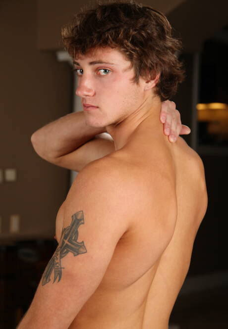 Le beau gosse Ken Riley se met nu et montre ses fesses chaudes à la piscine