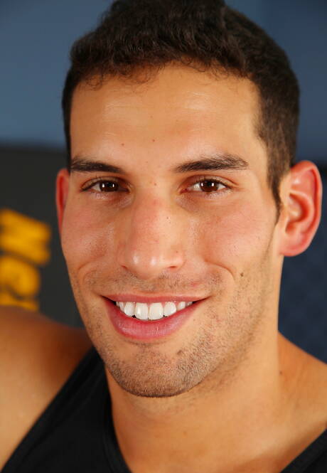 Der attraktive Amerikaner Ricky Decker zieht sich aus und zeigt seinen knackigen Hintern