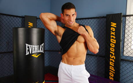 Der attraktive Amerikaner Ricky Decker zieht sich aus und zeigt seinen knackigen Hintern