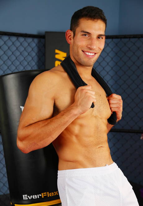 Der attraktive Amerikaner Ricky Decker zieht sich aus und zeigt seinen knackigen Hintern