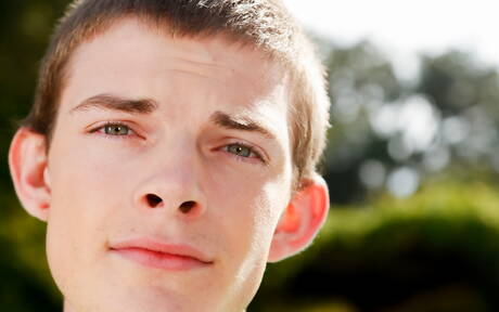 Der junge Tyson Stone posiert nackt und zeigt seinen Hintern am Pool