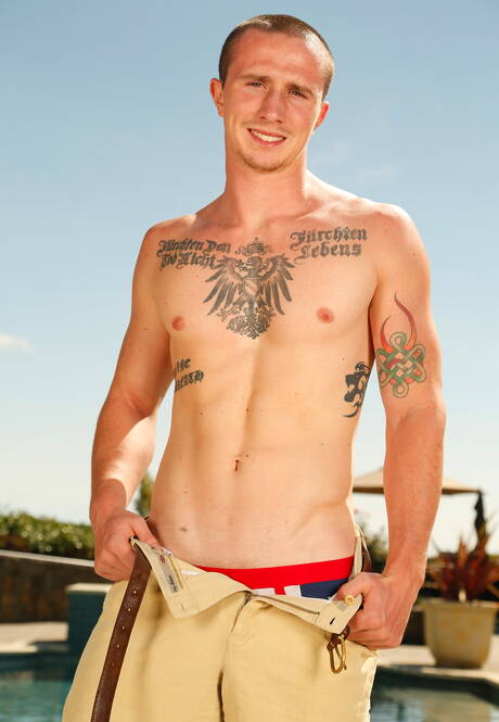 Ogier Gill Rohr pozuje nago i pokazuje jędrne pośladki przy basenie