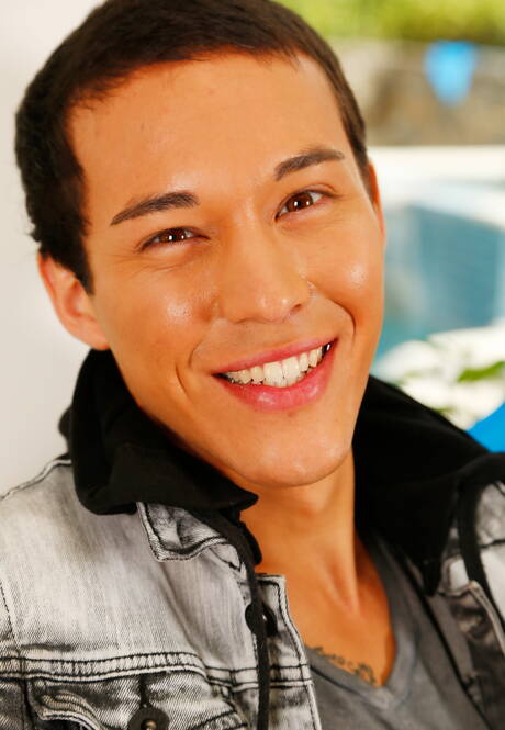 Orientalny, miły Ashton Miller rozbiera się i pokazuje tyłek