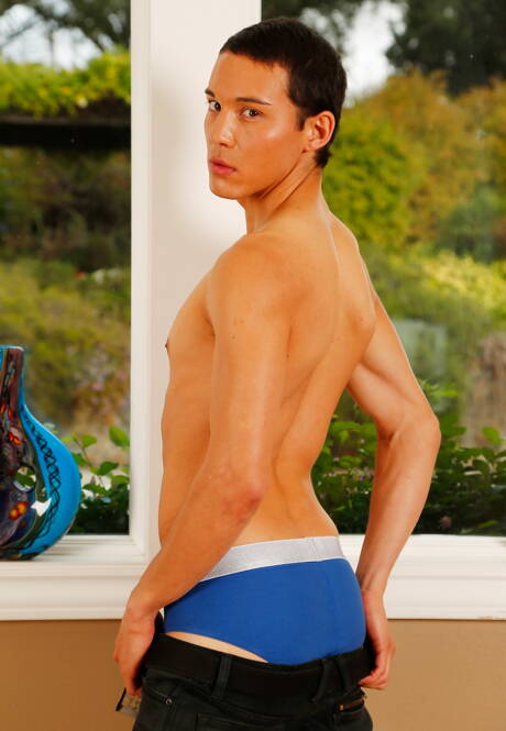 Le beau oriental Ashton Miller se déshabille et montre son cul