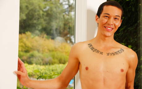 Le beau oriental Ashton Miller se déshabille et montre son cul