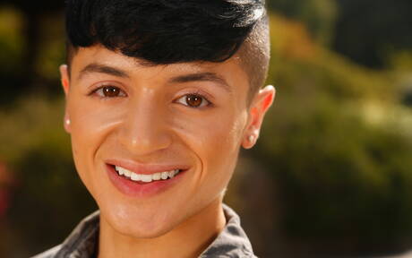 Der schöne Latino-Junge Maxim Rose zieht sich aus und zeigt einen schönen Hintern am Pool