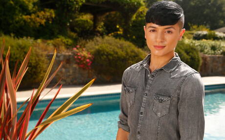 Der schöne Latino-Junge Maxim Rose zieht sich aus und zeigt einen schönen Hintern am Pool