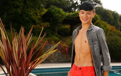 Der schöne Latino-Junge Maxim Rose zieht sich aus und zeigt einen schönen Hintern am Pool