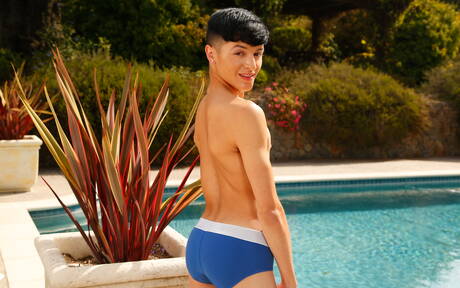 Der schöne Latino-Junge Maxim Rose zieht sich aus und zeigt einen schönen Hintern am Pool