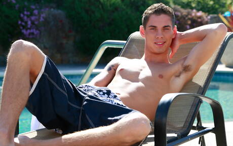 Trent Ferris, Sam Truitt et Cody Walker, deux hommes sexy, se livrent à un trio dans la piscine.