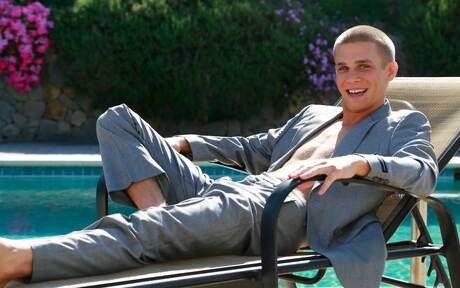 Trent Ferris, Sam Truitt et Cody Walker, deux hommes sexy, se livrent à un trio dans la piscine.