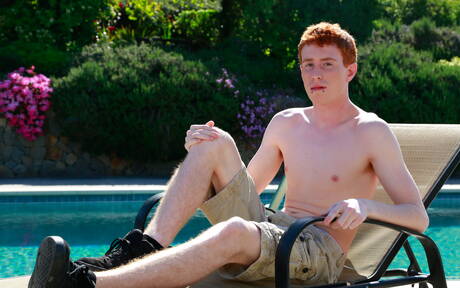 Trent Ferris, Sam Truitt et Cody Walker, deux hommes sexy, se livrent à un trio dans la piscine.