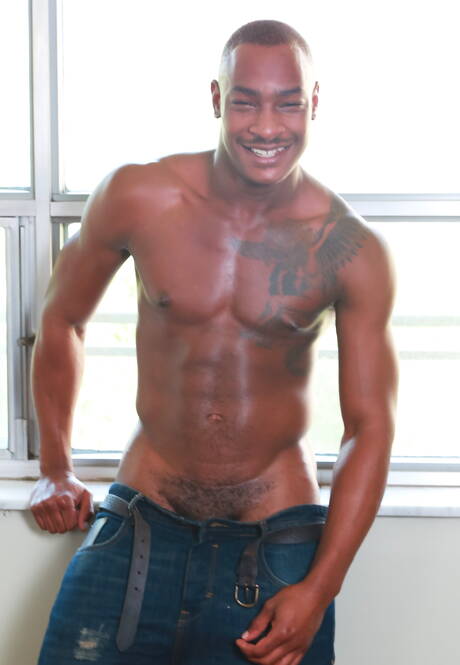 Il forzuto ebano Tyson Tyler e Xl fanno un bel sesso orale