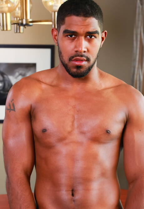 Il forzuto ebano Tyson Tyler e Xl fanno un bel sesso orale