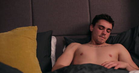 Der amerikanische Kraftprotz Asher Hawk wichst seinen Schwanz