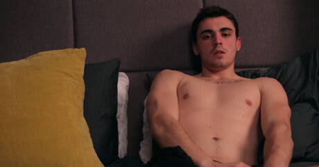 Der amerikanische Kraftprotz Asher Hawk wichst seinen Schwanz