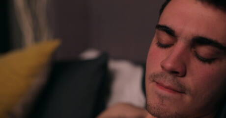 Der amerikanische Kraftprotz Asher Hawk wichst seinen Schwanz