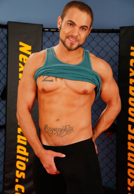 Piękni amerykańscy chłopcy, przystojny facet Brock Avery i krzepki facet Derek Maxum uprawiają dobry międzyrasowy seks