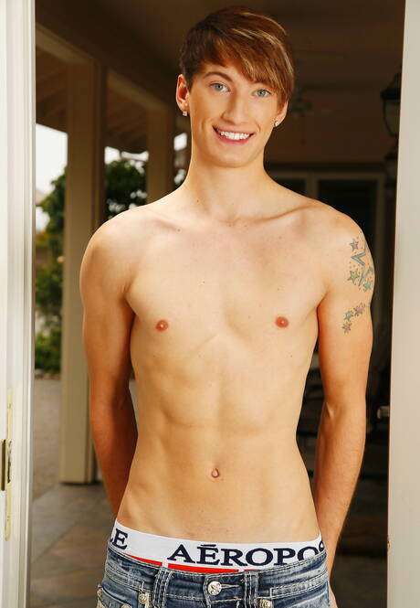 Deux mecs américains, le beau garçon Damian Black et le minet Tripp Townsend dans une sodomie torride