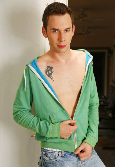 Deux mecs américains, le beau garçon Damian Black et le minet Tripp Townsend dans une sodomie torride