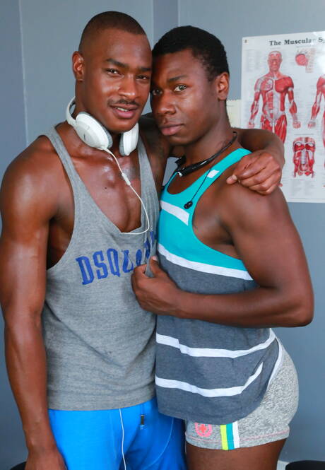 Der schwarze Muskelprotz Tyson Tyler und der schwarze Muskelprotz Damian Brooks bei einem heißen Arschfick