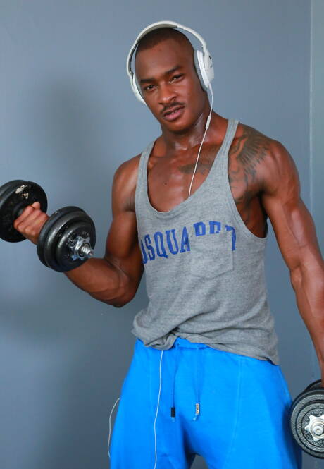 Der schwarze Muskelprotz Tyson Tyler und der schwarze Muskelprotz Damian Brooks bei einem heißen Arschfick