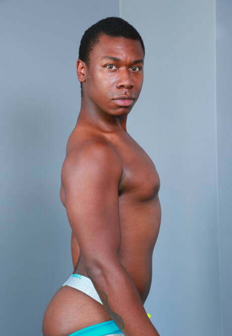 Der schwarze Muskelprotz Tyson Tyler und der schwarze Muskelprotz Damian Brooks bei einem heißen Arschfick