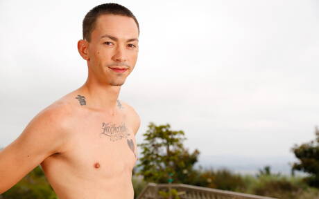 Young Rookie posing nude and showing tight ass outdoor