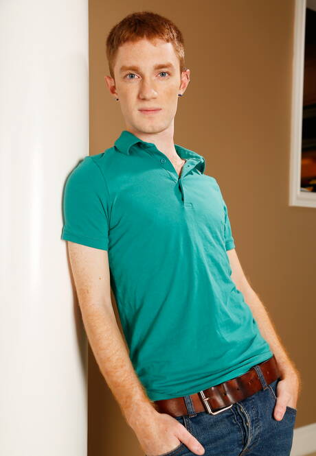 관능적인 남자 Jt Stryder와 섹시한 남자 Seamus Orilley가 주방에서 뜨거운 동성애 장면을 촬영했습니다.