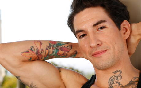 Il bel ragazzo Destro posa nudo e mostra il suo culo