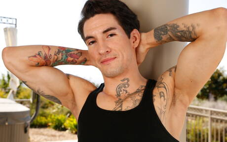 Il bel ragazzo Destro posa nudo e mostra il suo culo