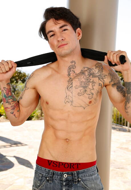 Il bel ragazzo Destro posa nudo e mostra il suo culo