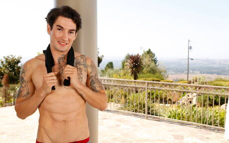 Il bel ragazzo Destro posa nudo e mostra il suo culo