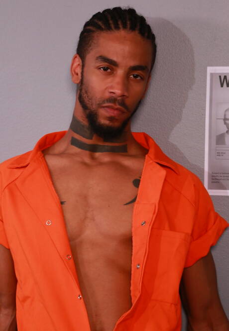 Czarny twardziel Jin Powers i siłacz King B uprawiają dobry seks analny