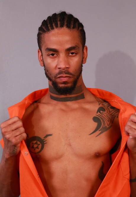 Czarny twardziel Jin Powers i siłacz King B uprawiają dobry seks analny