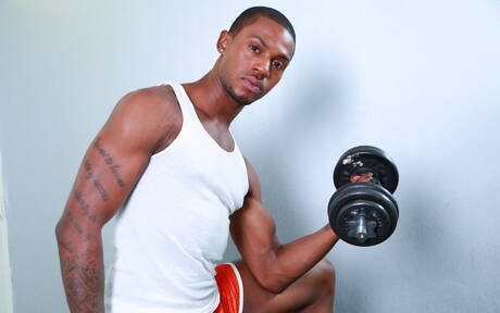 Der muskulöse Kolumbianer Draven Torres und der schwarze Superhengst Krave Moore lutschen und vögeln sich gegenseitig