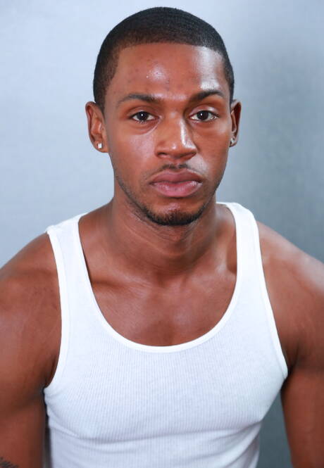 Der muskulöse Kolumbianer Draven Torres und der schwarze Superhengst Krave Moore lutschen und vögeln sich gegenseitig