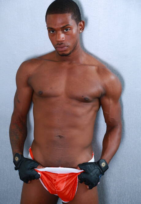 Der muskulöse Kolumbianer Draven Torres und der schwarze Superhengst Krave Moore lutschen und vögeln sich gegenseitig