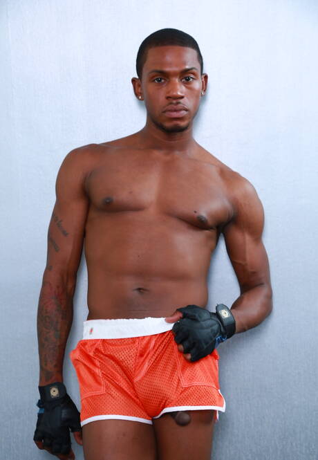 Der muskulöse Kolumbianer Draven Torres und der schwarze Superhengst Krave Moore lutschen und vögeln sich gegenseitig