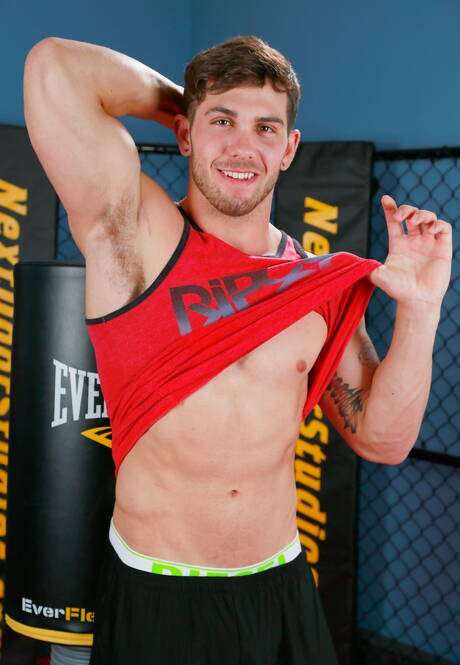 Il toro forte Chuck si masturba il cazzo