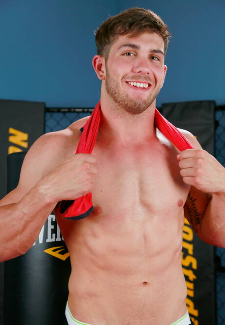 Il toro forte Chuck si masturba il cazzo