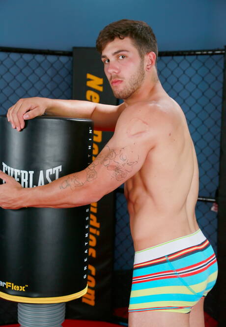 Il toro forte Chuck si masturba il cazzo