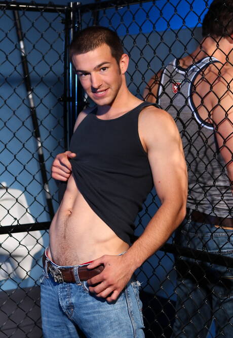 El musculoso estadounidense Brandon Bronco y el musculoso Jax Dylan juegan con una polla en el baño