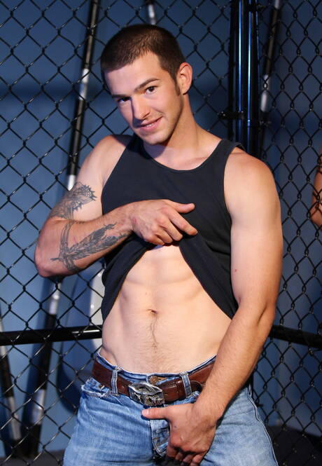 El musculoso estadounidense Brandon Bronco y el musculoso Jax Dylan juegan con una polla en el baño