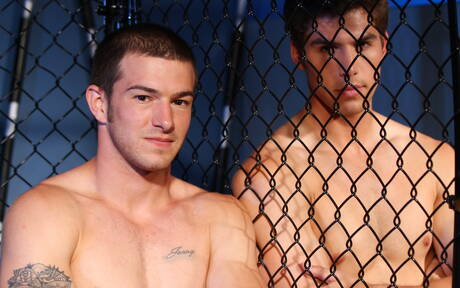 El musculoso estadounidense Brandon Bronco y el musculoso Jax Dylan juegan con una polla en el baño