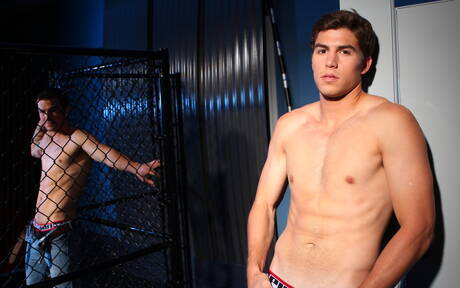 El musculoso estadounidense Brandon Bronco y el musculoso Jax Dylan juegan con una polla en el baño