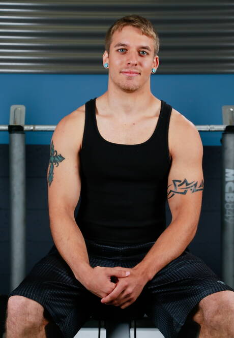 強壯的羅伯特朗伍德玩弄雞巴