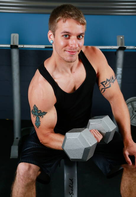 De gespierde Robert Longwood speelt met zijn pik